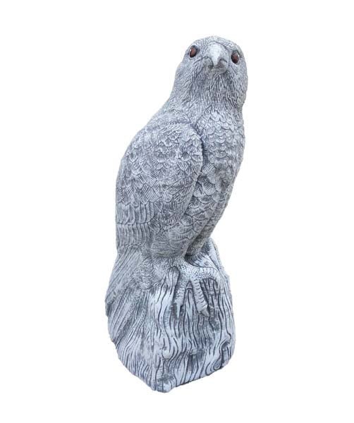 Gartenfigur Falke auf einem Baumstumpf aus Kunststein als dekorative Vogelabschreckung für den Garten.