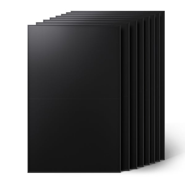 Mehrere schwarze Solarmodule zur Energiegewinnung, Photovoltaik-Paneele.