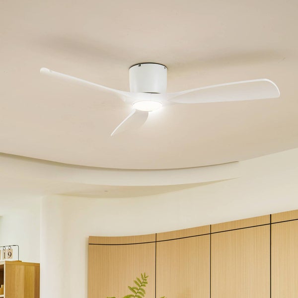 Moderner Deckenventilator mit drei Flügeln und integrierter Beleuchtung an einer weißen Zimmerdecke.