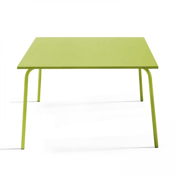 Quadratischer Gartentisch in Hellgrün aus Metall mit abgerundeten Beinen.