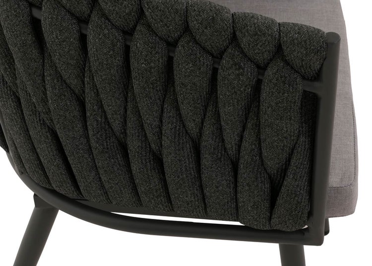 Detailansicht eines Stuhls mit geflochtener Rückenlehne