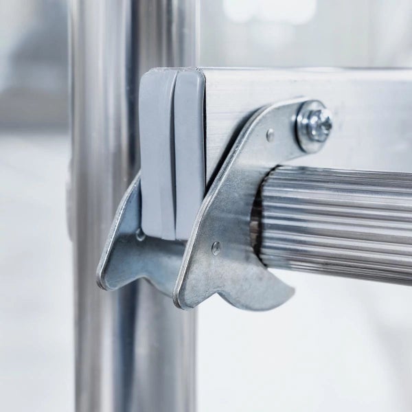 Detailaufnahme einer Aluminiumleiter mit Verbindungselementen