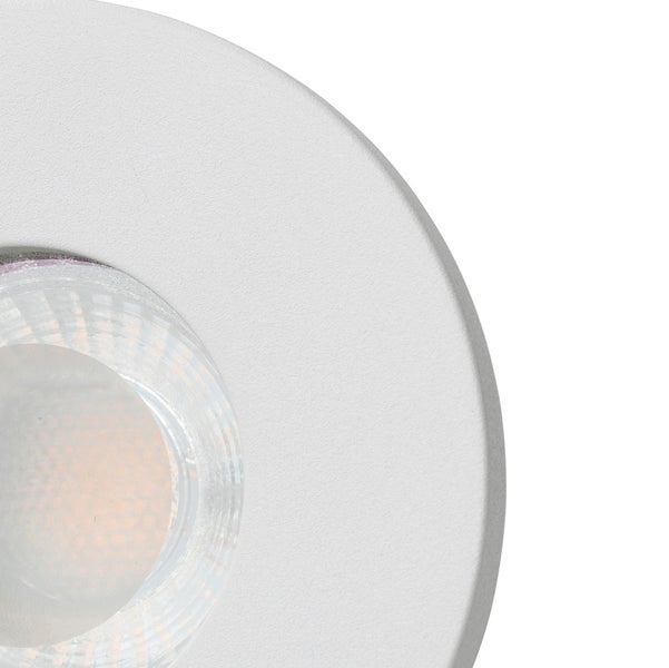 Detailansicht eines runden LED Einbaustrahlers in Weiß mit strukturierter Oberfläche.