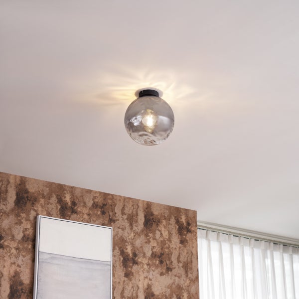 Deckenleuchte mit Glaskugel und Lichtschein an der Decke