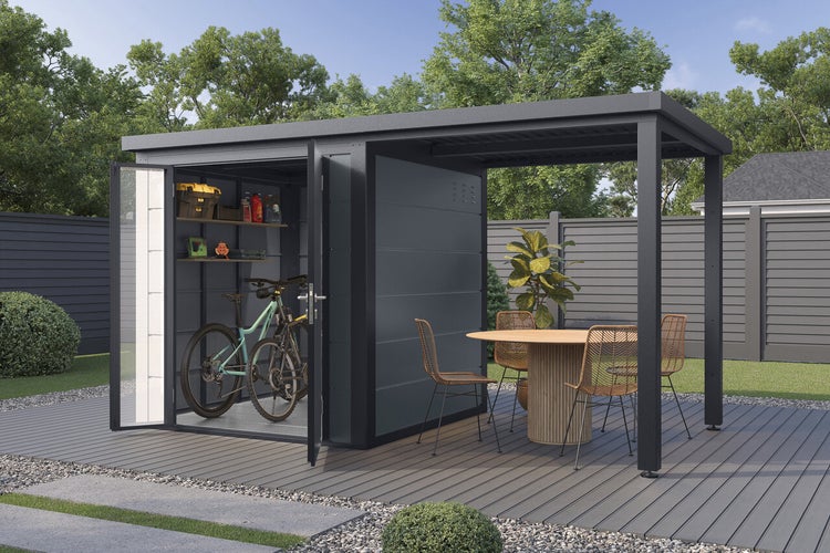 Gerätehaus mit integriertem Terrassendach aus Metall auf einer Holzterrasse mit Gartenmöbeln und Fahrrädern im Inneren.