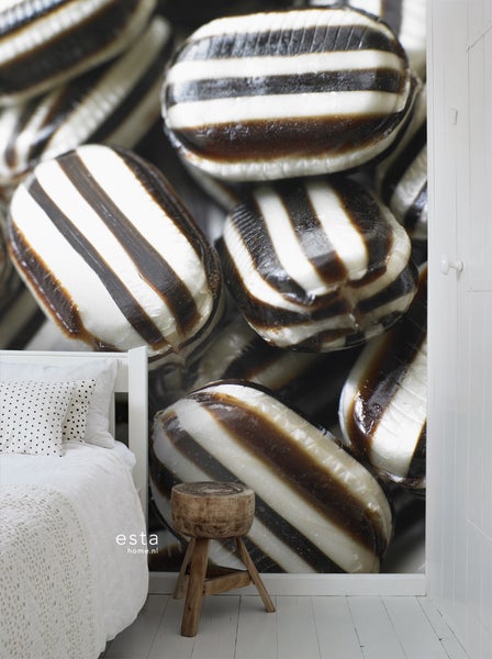 Fototapete mit Streifenbonbon-Motiv in einem Schlafzimmer