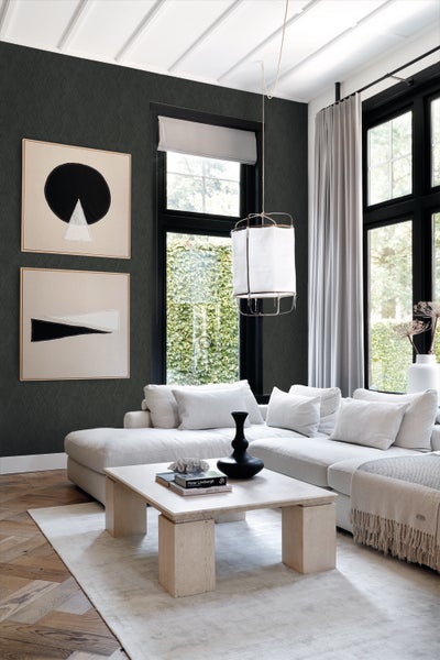 Wohnzimmer mit Couch, Tisch, Lampe und Dekoration