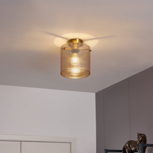 Deckenleuchte mit geriffeltem Lampenschirm aus Glas