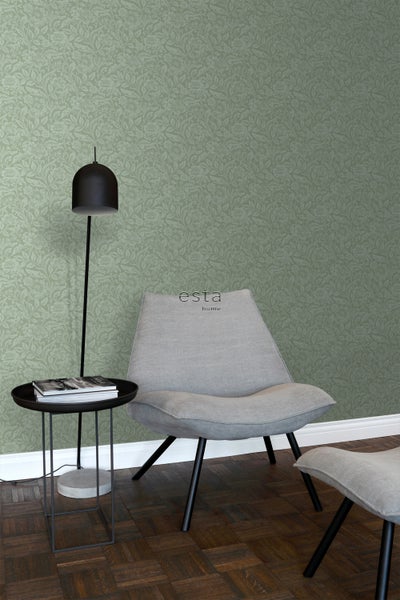 Innenraum mit Esta Home Tapete mit floralem Muster, Stuhl, Beistelltisch und Stehlampe