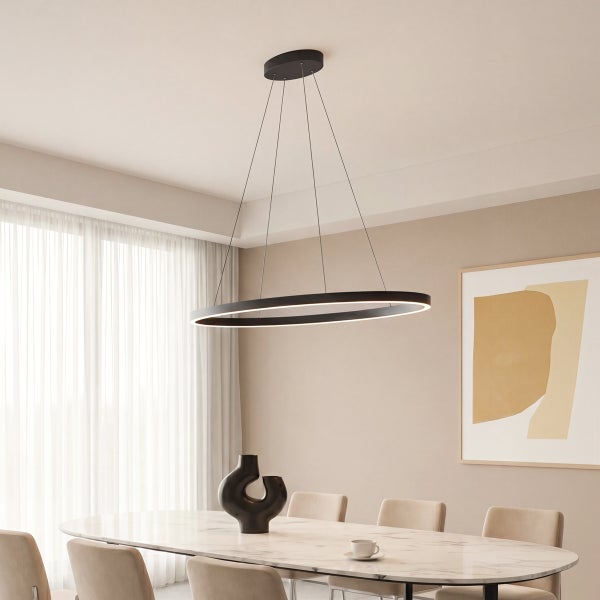 Moderne runde LED Pendelleuchte mit flachem Design über einem Esstisch mit Marmorplatte in einem hellen Wohnzimmer.