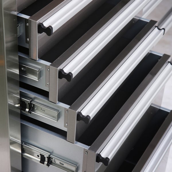 Detailansicht von Werkzeugschubladen mit Griffen