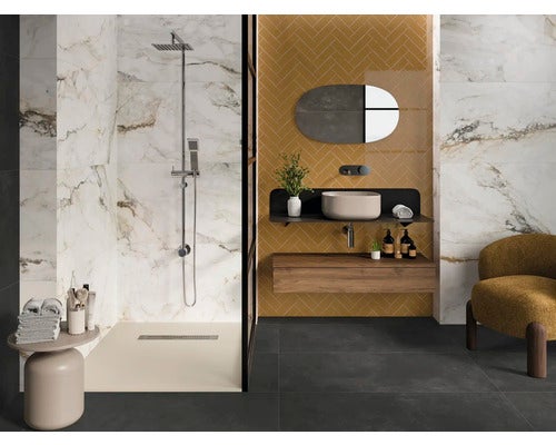 Modernes Badezimmer mit Dusche, Waschtisch und Spiegel