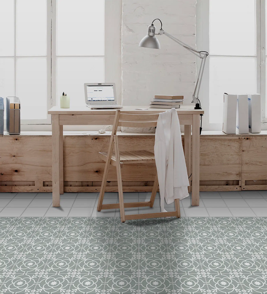 Heller Raum mit Ziegelwand, Holzboden, Holztisch und Hockern.