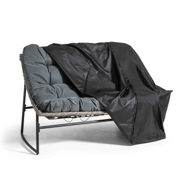 Schwarze Schutzhülle für Gartenbank, teilweise über eine Gartenbank mit grauem Kissen und dunklem Metallgestell gezogen.