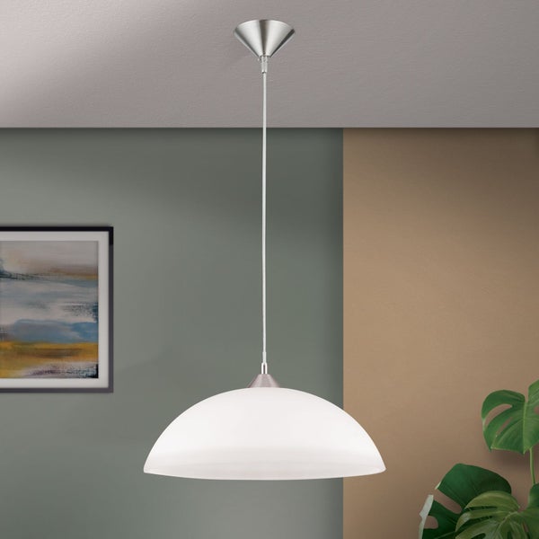Moderne Pendelleuchte mit halbkugelförmigem Glasschirm und Aufhängung aus Metall für eine gleichmäßige Raumbeleuchtung.