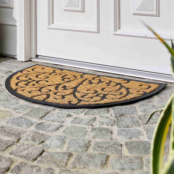 Halbrunde Fußmatte aus Kokosfaser mit Dekor vor einer Tür