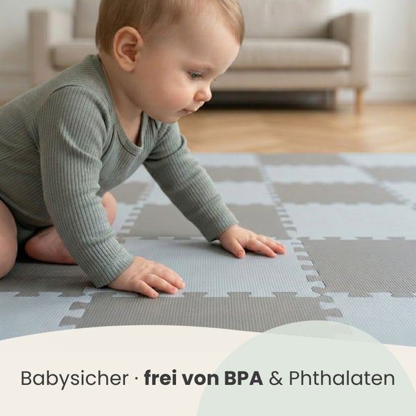 Ein Baby krabbelt auf einer strukturierten Puzzle-Spielmatte aus Schaumstoff. Die Matte ist babysicher sowie frei von BPA und Phthalaten.