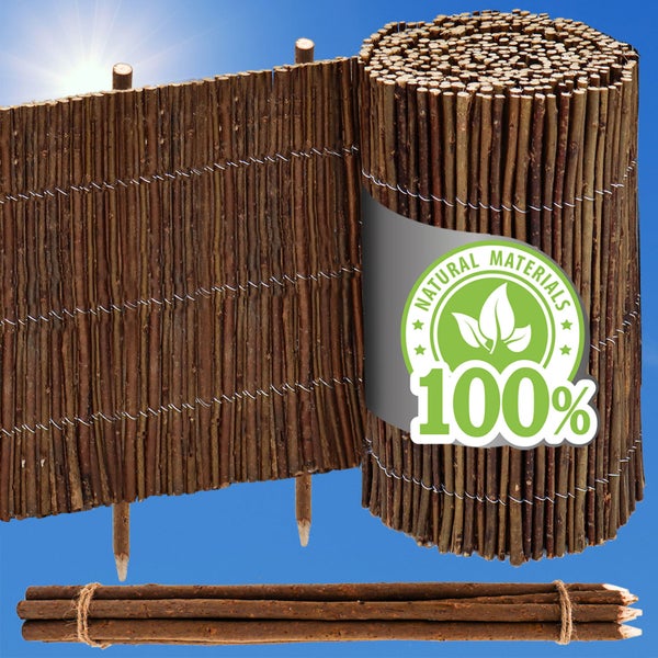 Weidenzaun-Rolle aus Naturholz mit Drahtbindung, inklusive angespitzten Holzpfosten und Siegel für 100 Prozent natürliche Materialien.