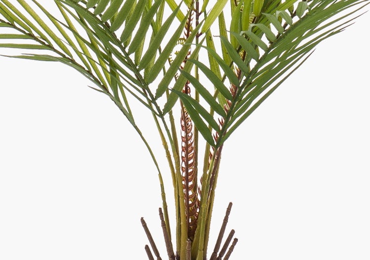 Basis einer künstlichen Pflanze in einem schwarzen zylindrischen Blumentopf mit sichtbarer Erde.