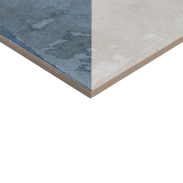 Quadratische Fliese mit zweigeteilter Oberfläche in unterschiedlichen Texturen und Mustern