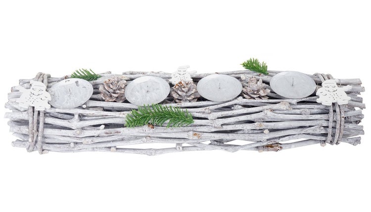 Adventsgesteck mit Kerzenhaltern, Tannenzapfen, Tannenwedeln und Holzfiguren