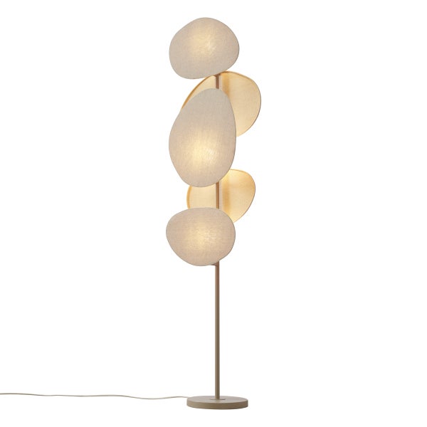 Moderne Stehleuchte mit fünf organisch geformten Stoffschirmen in Beige, vertikal an einem Metallgestell angeordnet.