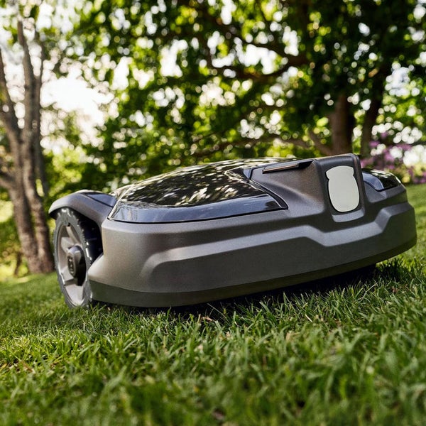 Rasenmähroboter auf Rasenfläche