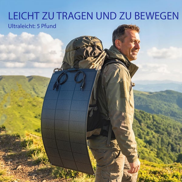 Ein Wanderer in einer hellen Gebirgslandschaft mit einem flexiblen Solarmodul am Rucksack. Leichtes Design für den einfachen Transport.