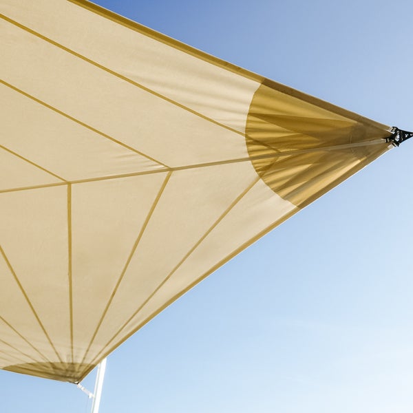 Detailansicht eines beigen Sonnensegels mit verstärkter Ecke und stabilisierenden Nähten.