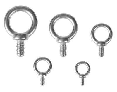 Fünf verschiedene Ringschrauben aus Metall in unterschiedlichen Größen.