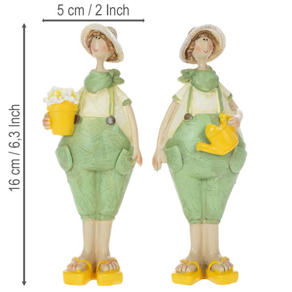Zwei Gartenfiguren Gärtnerinnen mit Latzhose, Strohhut, Gießkanne und Blumentopf, Höhe 16 Zentimeter, Breite 5 Zentimeter.