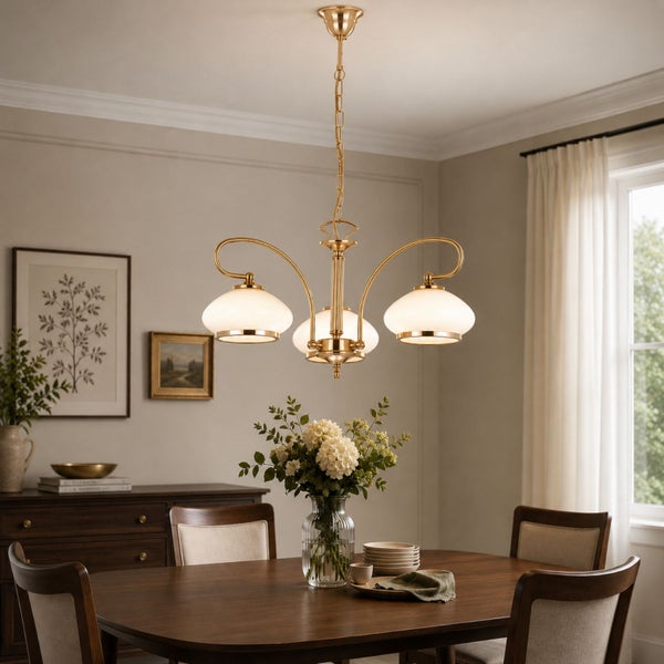 Klassischer Kronleuchter mit drei Leuchtmitteln und Milchglas in einem eleganten Esszimmer mit Holztisch und Stühlen.