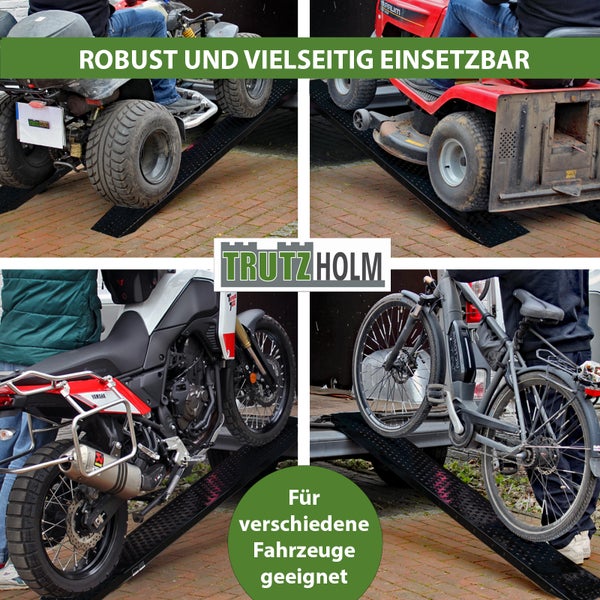 Mehrere Fahrzeuge auf Laderampen inklusive Quad, Rasenmäher, Motorrad und Fahrrad