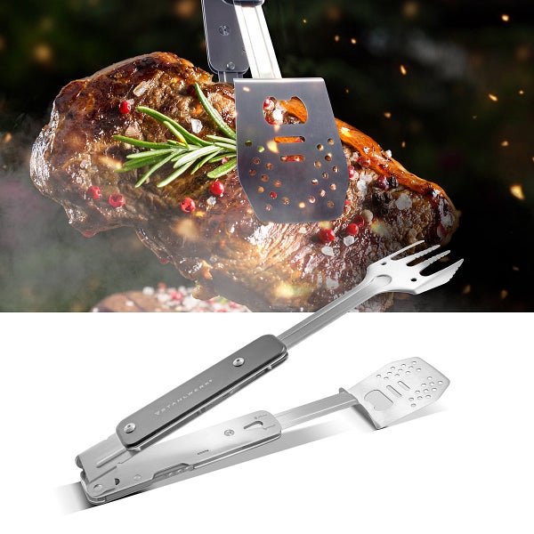 Stahlwerk 5 in 1 Grillwerkzeug aus Edelstahl mit Pfannenwender, Grillgabel und Flaschenöffner beim Wenden eines Steaks.