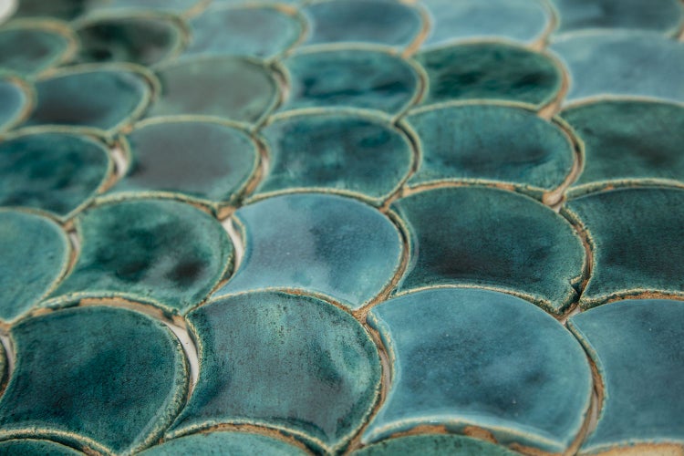 Nahaufnahme von keramischen Mosaikfliesen in Fächerform