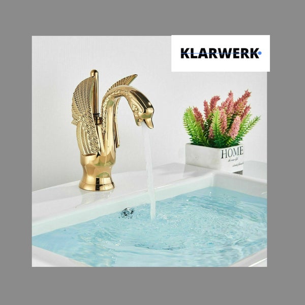 Goldene Waschtischarmatur in Schwanenform von Klarwerk Logo mit fließendem Wasser über einem Waschbecken und einer Topfpflanze.