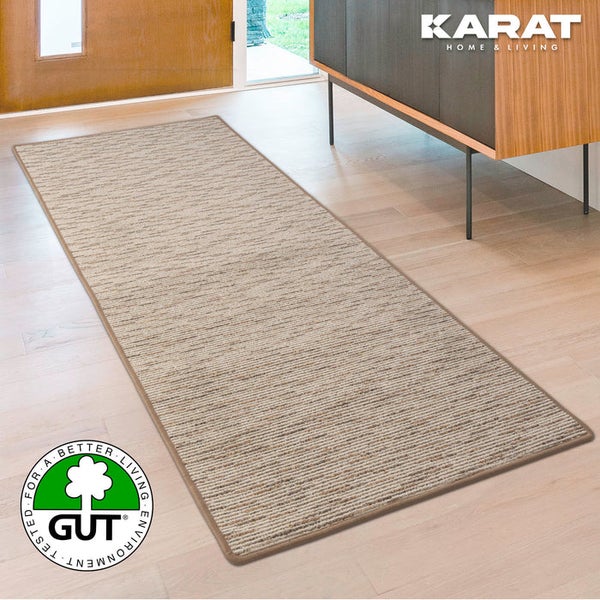 Strukturierter Läufer mit Querstreifen auf Holzfußboden in hellem Flur mit Sideboard. Karat Home and Living Logo und GUT-Siegel für Umweltfreundlichkeit.