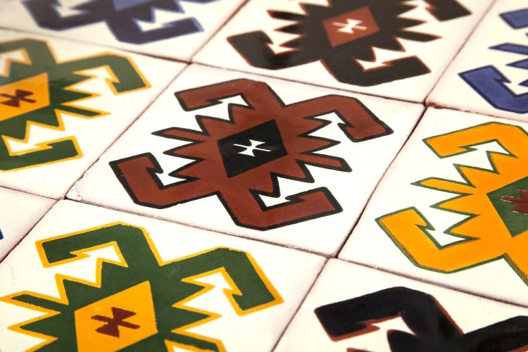 Mehrfarbige Zementfliesen mit geometrischen Mustern