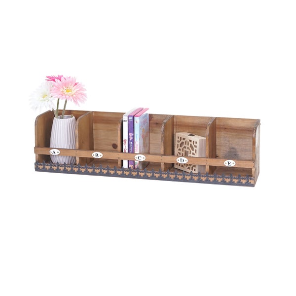 Holzregal mit fünf Fächern, dekoriert mit Blumen, Büchern und einer Holzdekoration