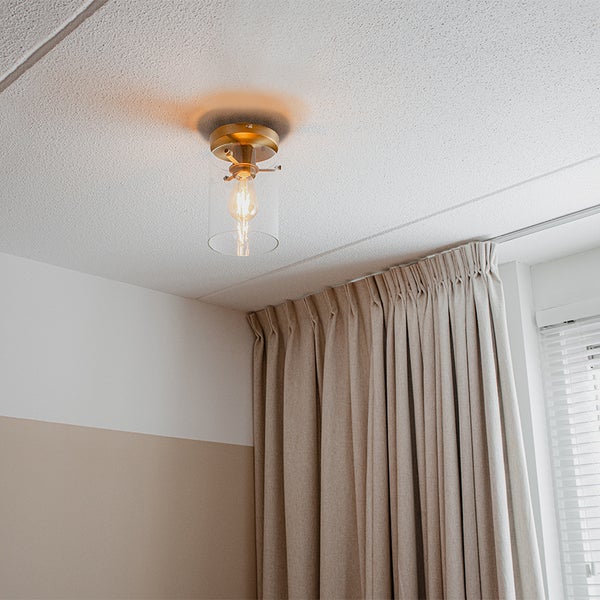 Deckenleuchte mit Lampenschirm aus Glas im Wohnraum