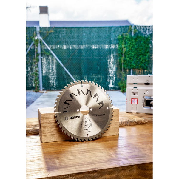 Bosch Sägeblatt auf einem Holzstück