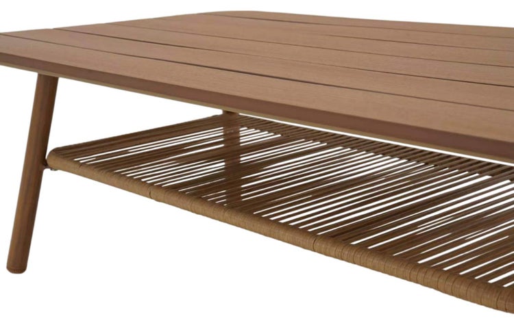Holztisch mit einer Tischplatte aus Holzlatten und einer unteren Ablage aus geflochtenem Seil.