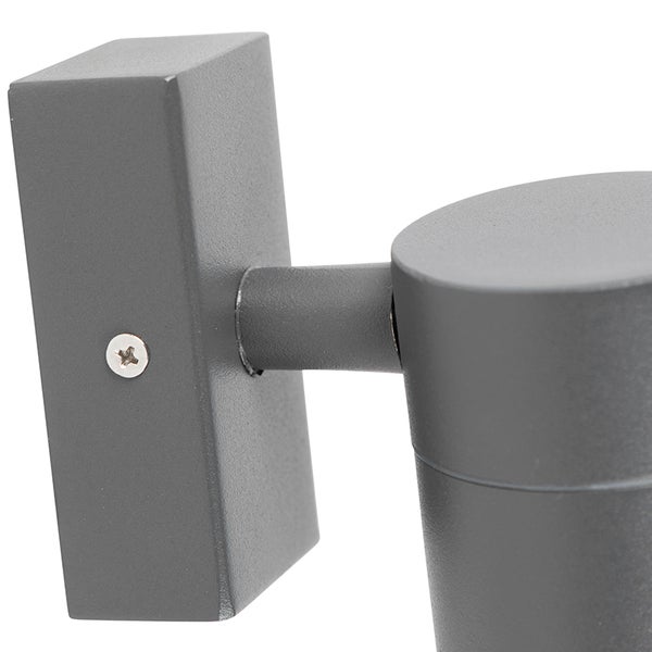 Nahaufnahme einer modernen Wandleuchte aus Metall in Anthrazit mit rechteckiger Wandhalterung und zylindrischem Kopf.