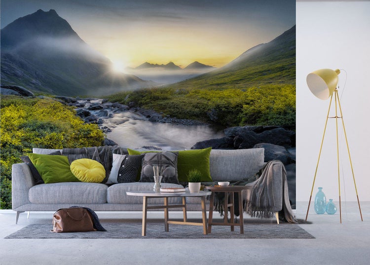 Wohnzimmer mit Fototapete eines Bergflusses bei Sonnenaufgang