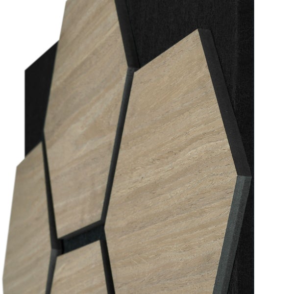 Wandpaneel in Hexagon-Form mit Holzoptik auf dunklem Trägermaterial.