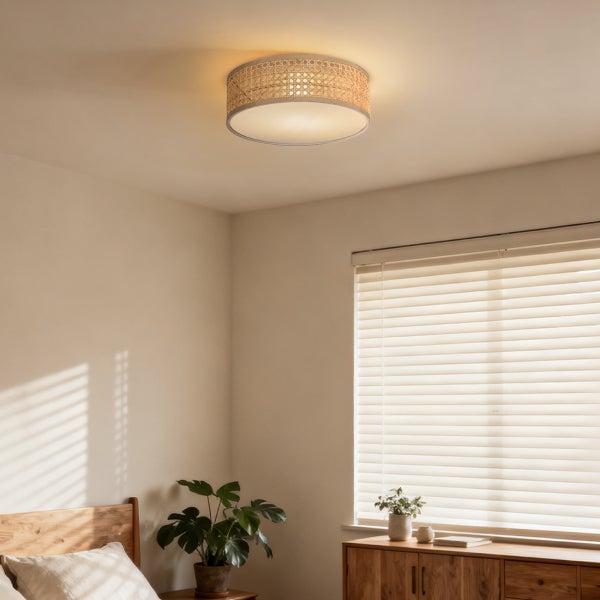 Zimmer mit Deckenleuchte mit Rattanmuster