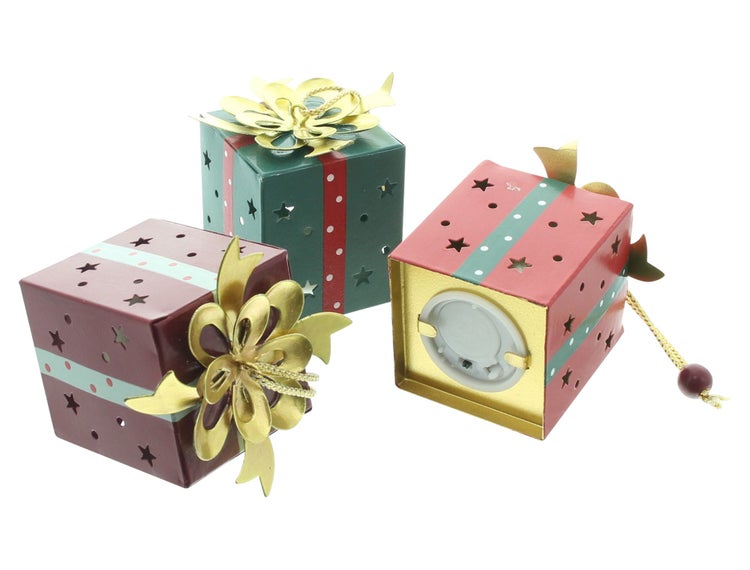 Set mit drei würfelförmigen Weihnachtsgeschenken aus Metall mit Sternenausstanzungen und goldfarbener Schleife als Dekoration