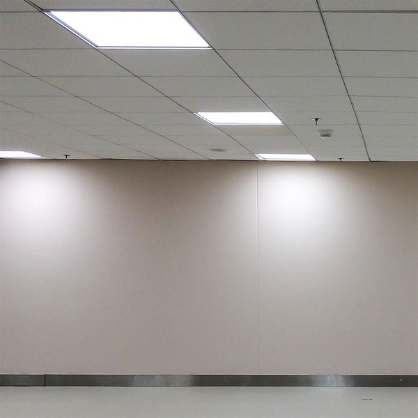 Innenraum mit Deckenpaneelen, Wand und Boden