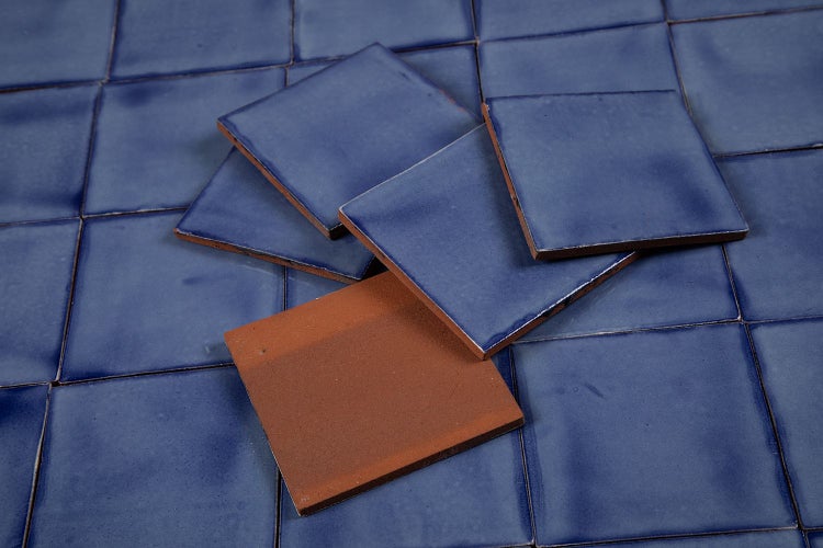 Quadratische Fliesen aus Keramik