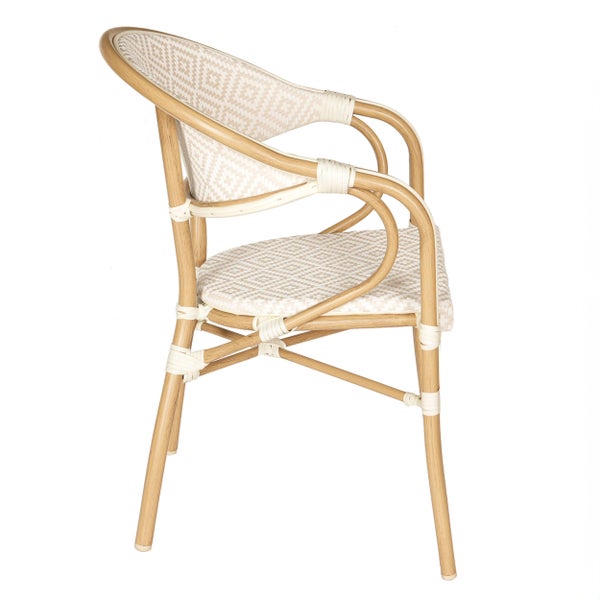 Gartenstuhl in Rattan-Optik mit Armlehnen, Sitzfläche und Rückenlehne mit beige-weißem Flechtmuster und Gestell in Holzoptik.